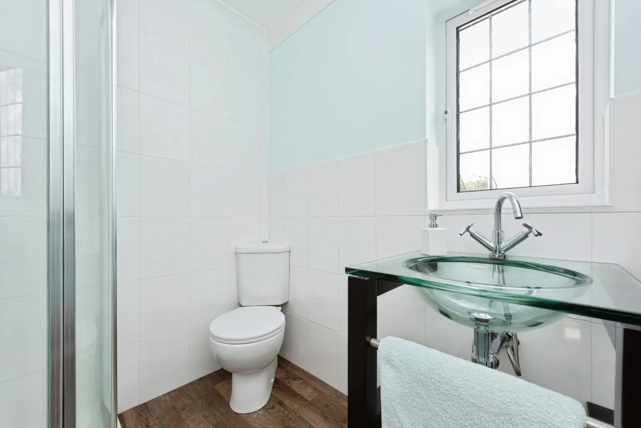 Staines Road, Laleham, TW18, photo 16