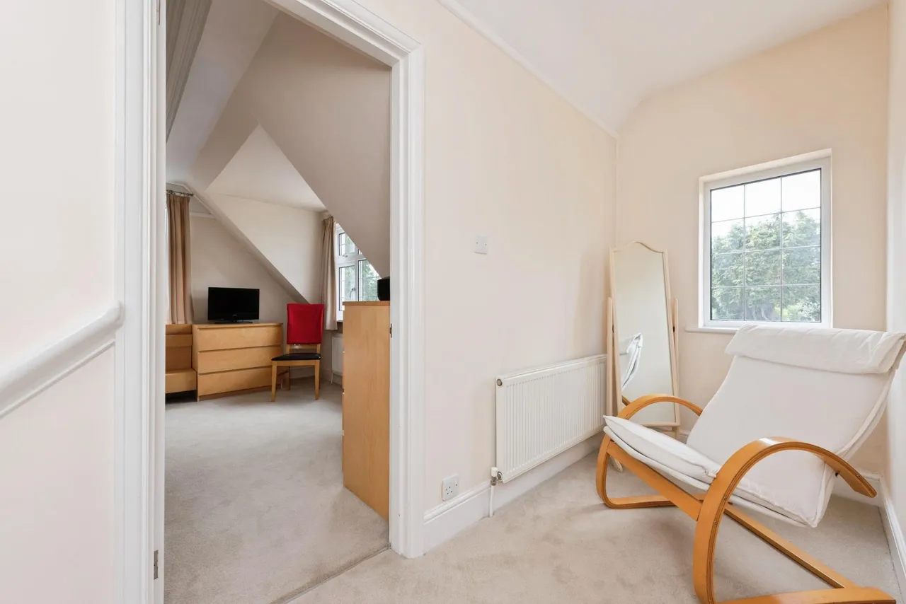 Staines Road, Laleham, TW18, photo 21