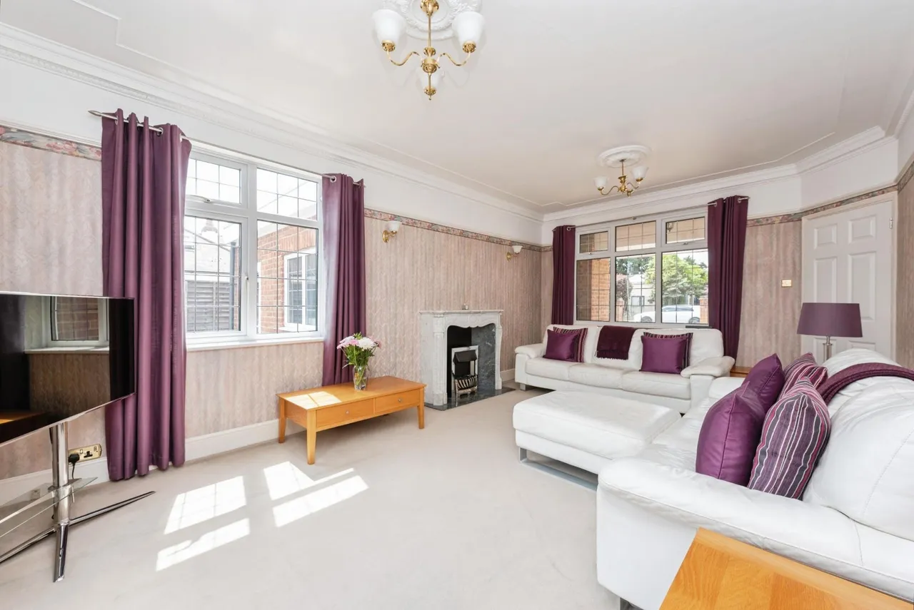 Staines Road, Laleham, TW18, photo 4