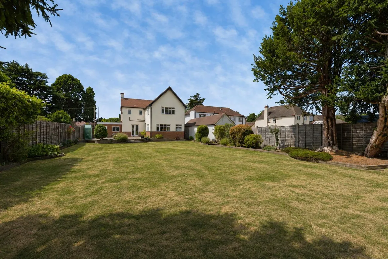 4 bed house for sale, Staines Road, Laleham, TW18
