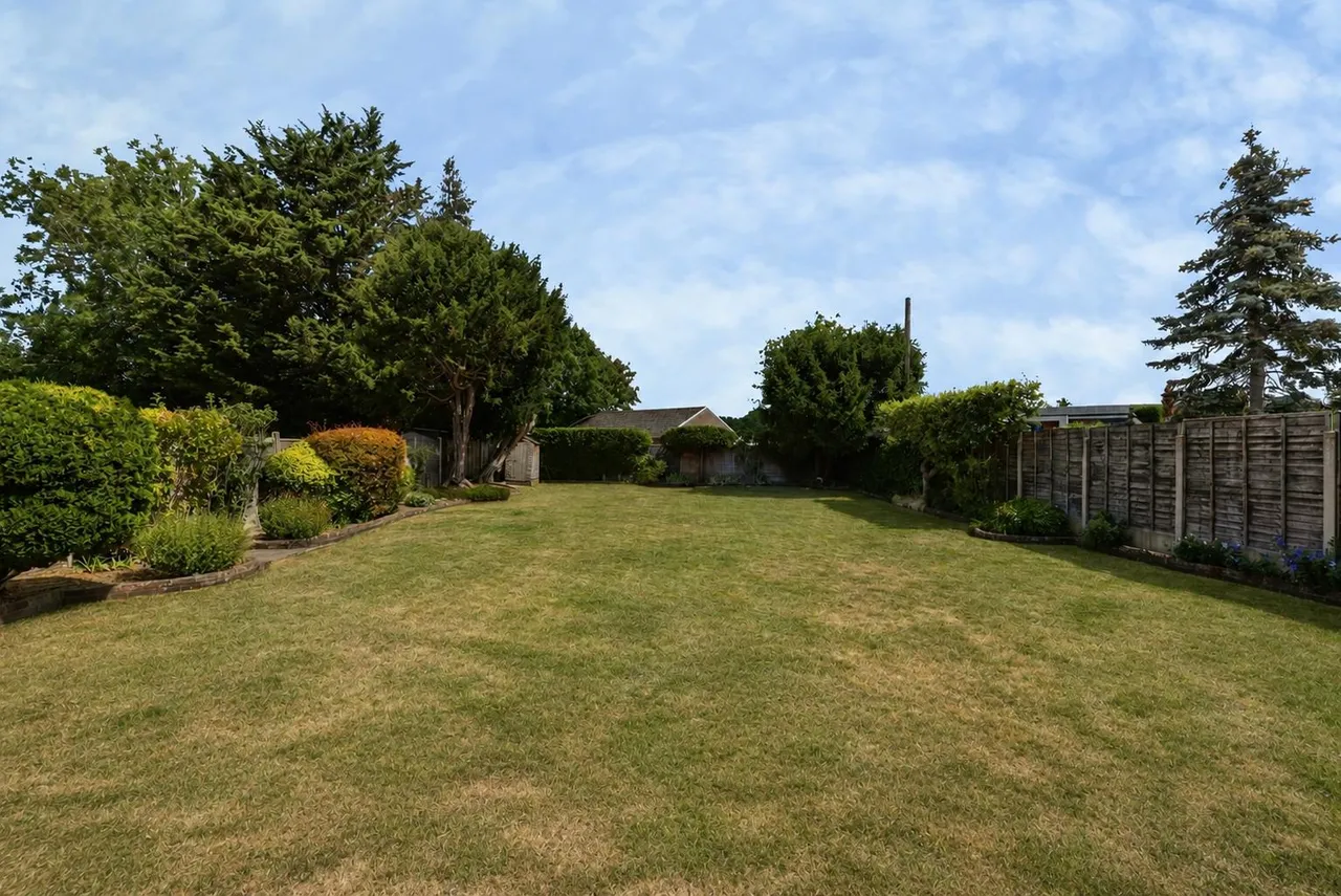 Staines Road, Laleham, TW18, photo 24