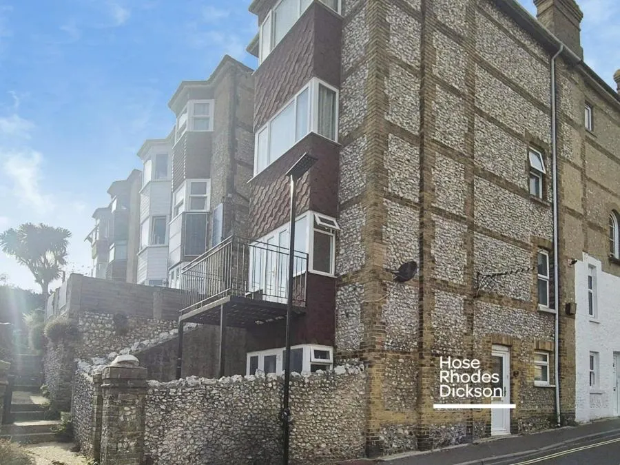 2 bed property to rent, East Street, Ventnor, PO38