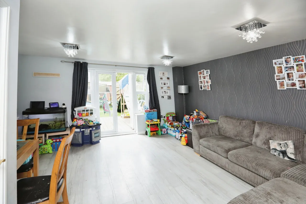 Monarch Drive, Kemsley, Sittingbourne, Kent, ME10, photo 2