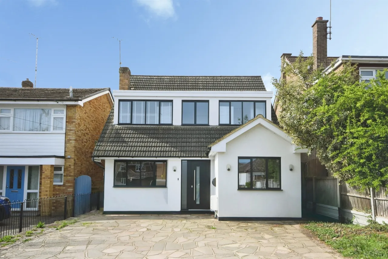 4 bed house for sale — Mountnessing Road, Billericay