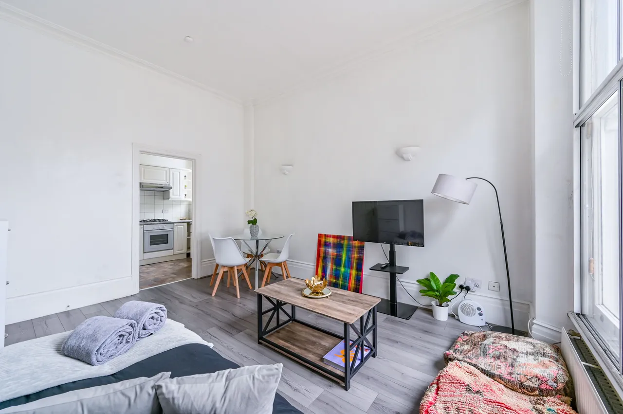 Flat 3, 72 Gloucester Place, London, photo 4