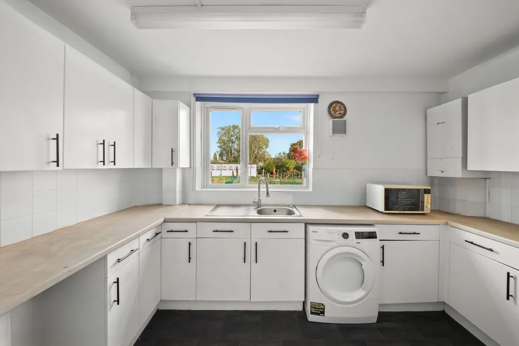 Dabbs Hill Lane, Northolt, UB5, photo 3