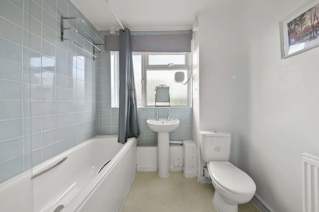 Dabbs Hill Lane, Northolt, UB5, photo 6