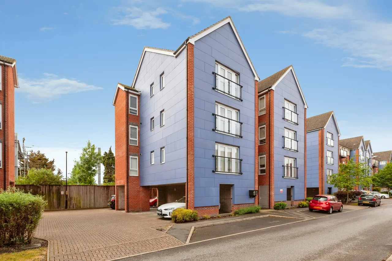 2 bed flat for sale, Chadwick Road, Slough, SL3