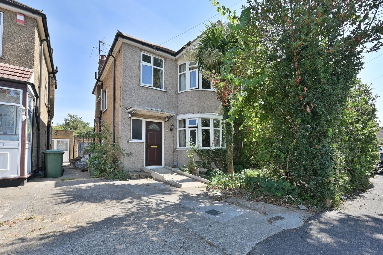 3 bed house for sale — 12 Oakfield Avenue, Harrow