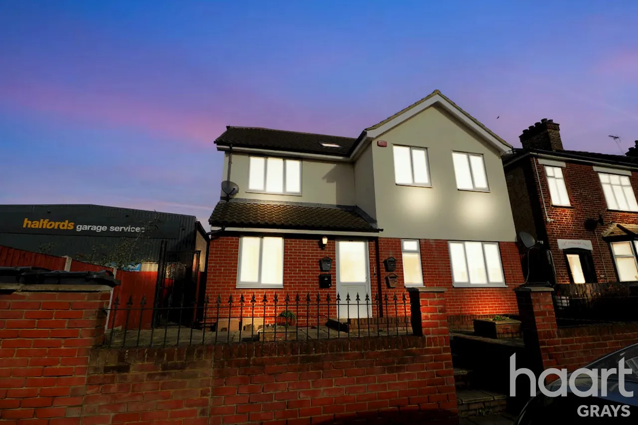 2 bed flat for sale, London Road, West Thurrock, RM20