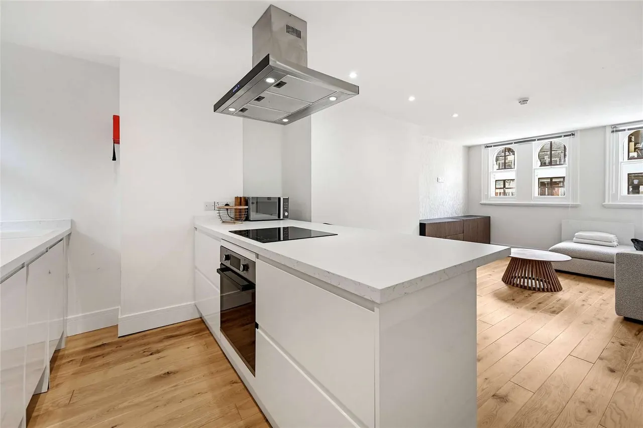 3 bed flat to rent — Hallam Street, London, W1W 6NW