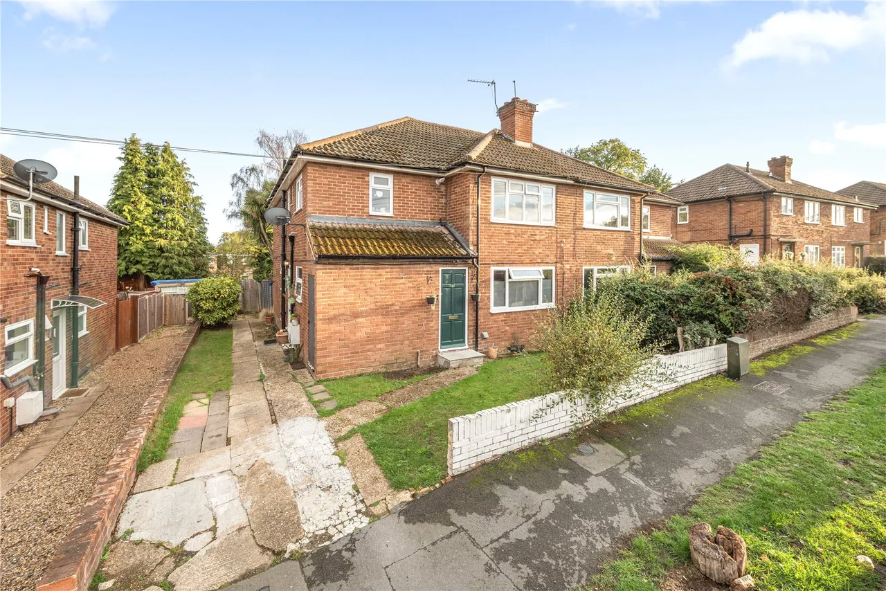 2 bed flat for sale, Hermitage Woods Crescent, St Johns, GU21