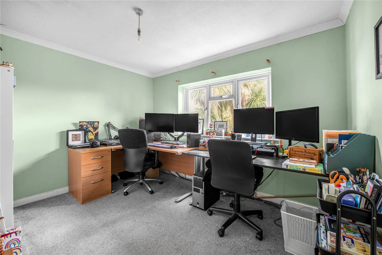 Hermitage Woods Crescent, St Johns, GU21, photo 9