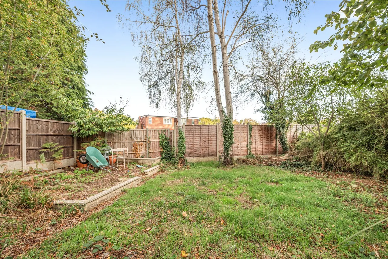 Hermitage Woods Crescent, St Johns, GU21, photo 2