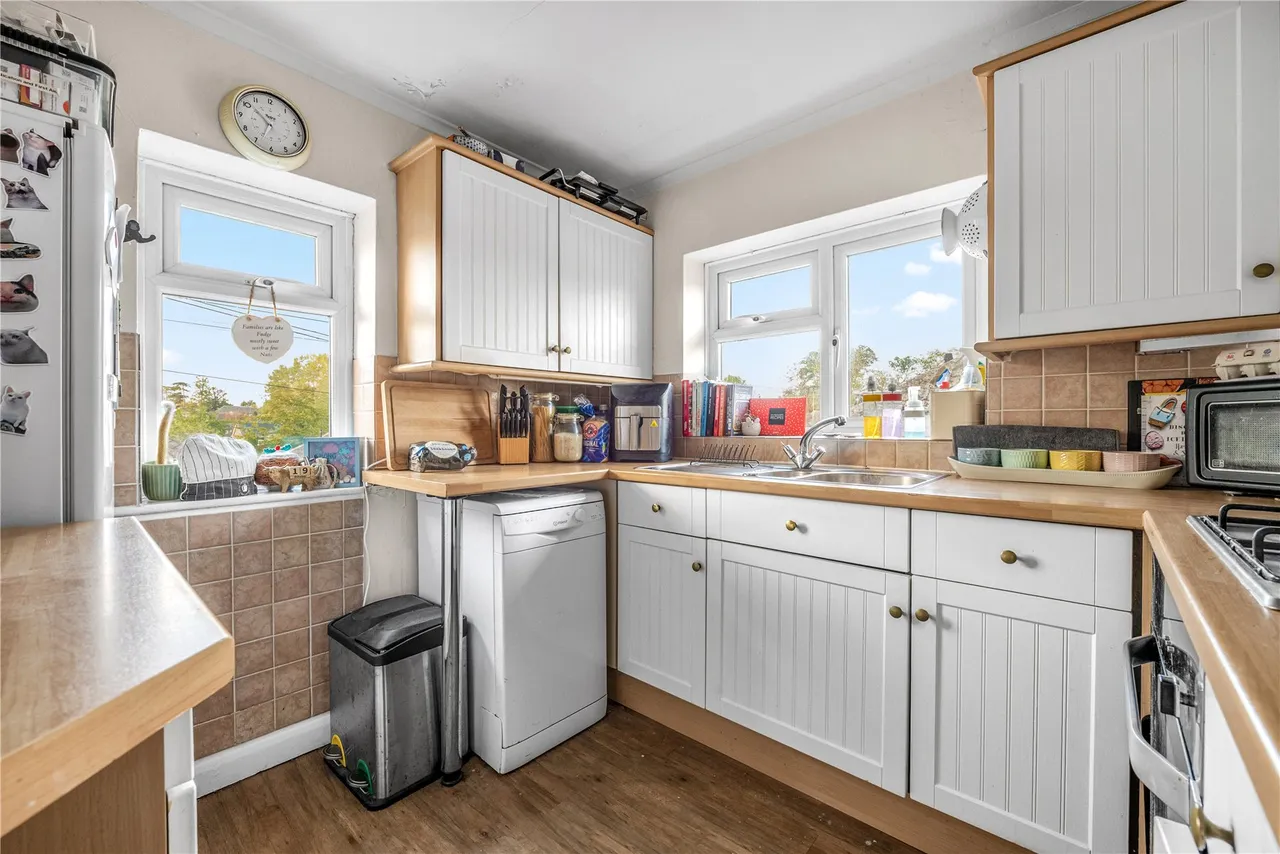 Hermitage Woods Crescent, St Johns, GU21, photo 6
