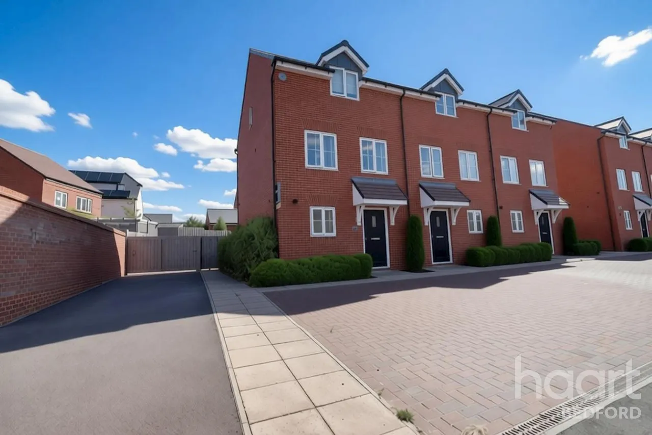 4 bed house for sale, Dragonfly Crescent, Bedford, MK40