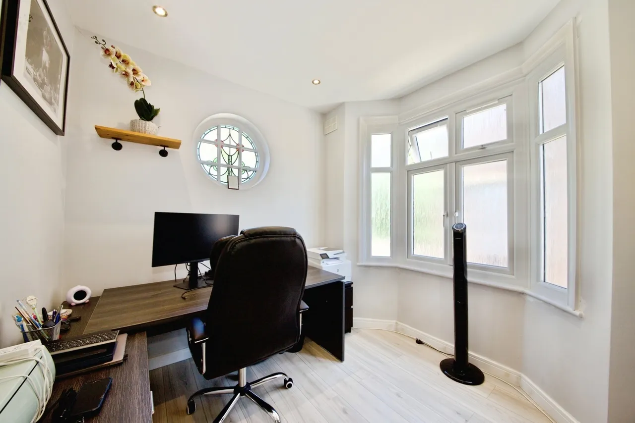 Bramley Road, London, N14, photo 17