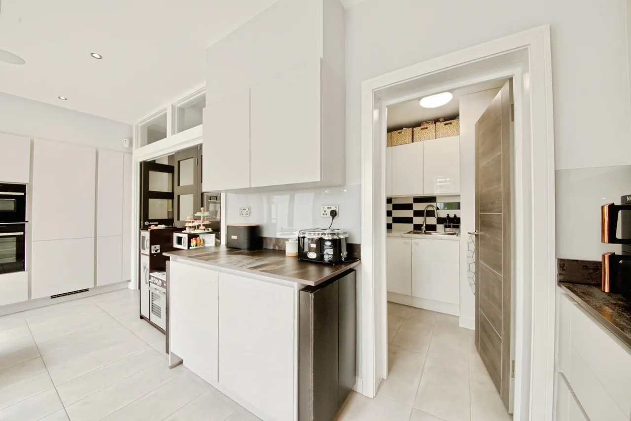 Bramley Road, London, N14, photo 22