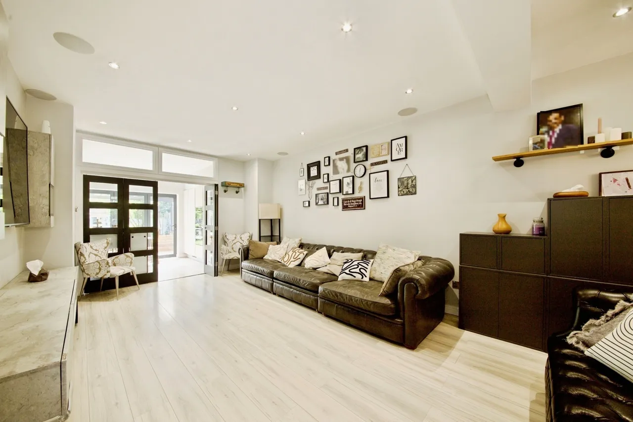 Bramley Road, London, N14, photo 16