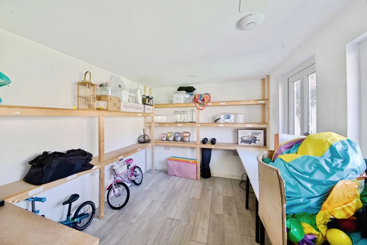 Bramley Road, London, N14, photo 15