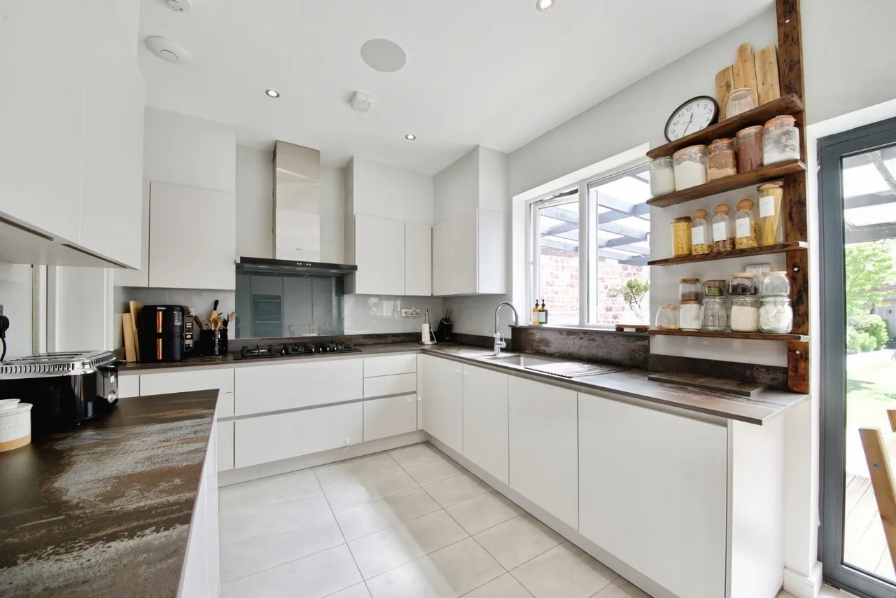 Bramley Road, London, N14, photo 13