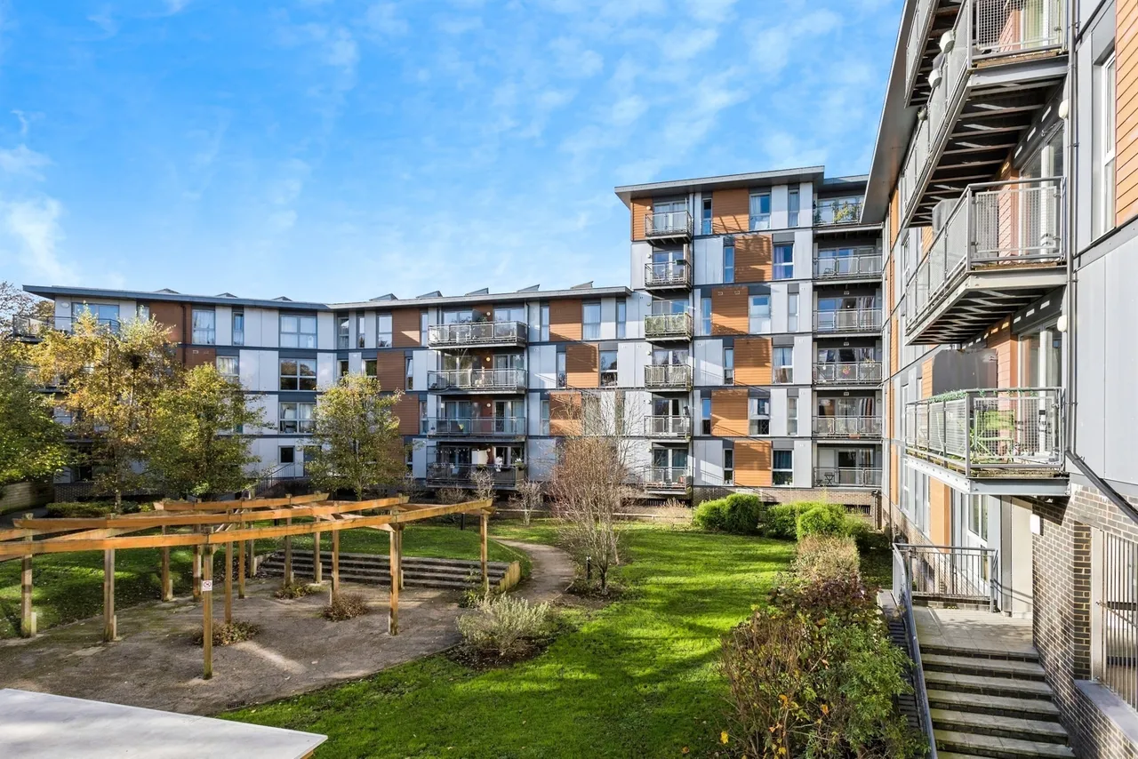 2 bed flat for sale — Commonwealth Drive, CRAWLEY