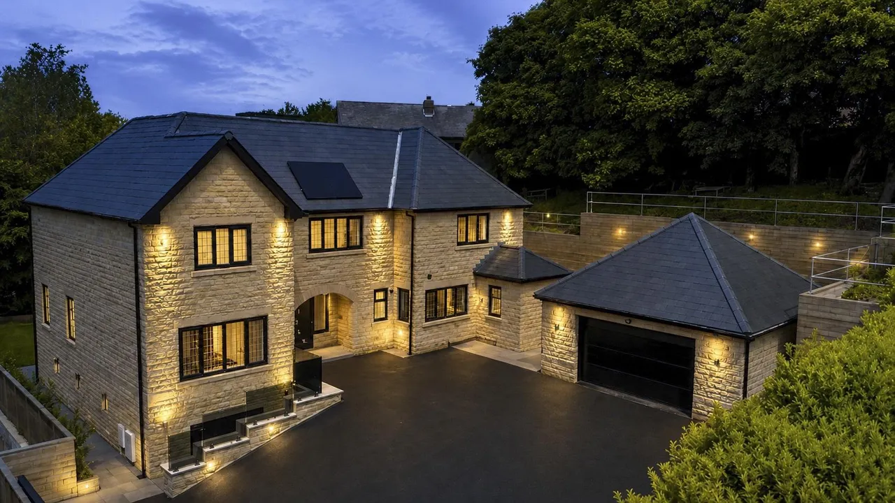 6 bed house for sale, Highfield Park, Haslingden