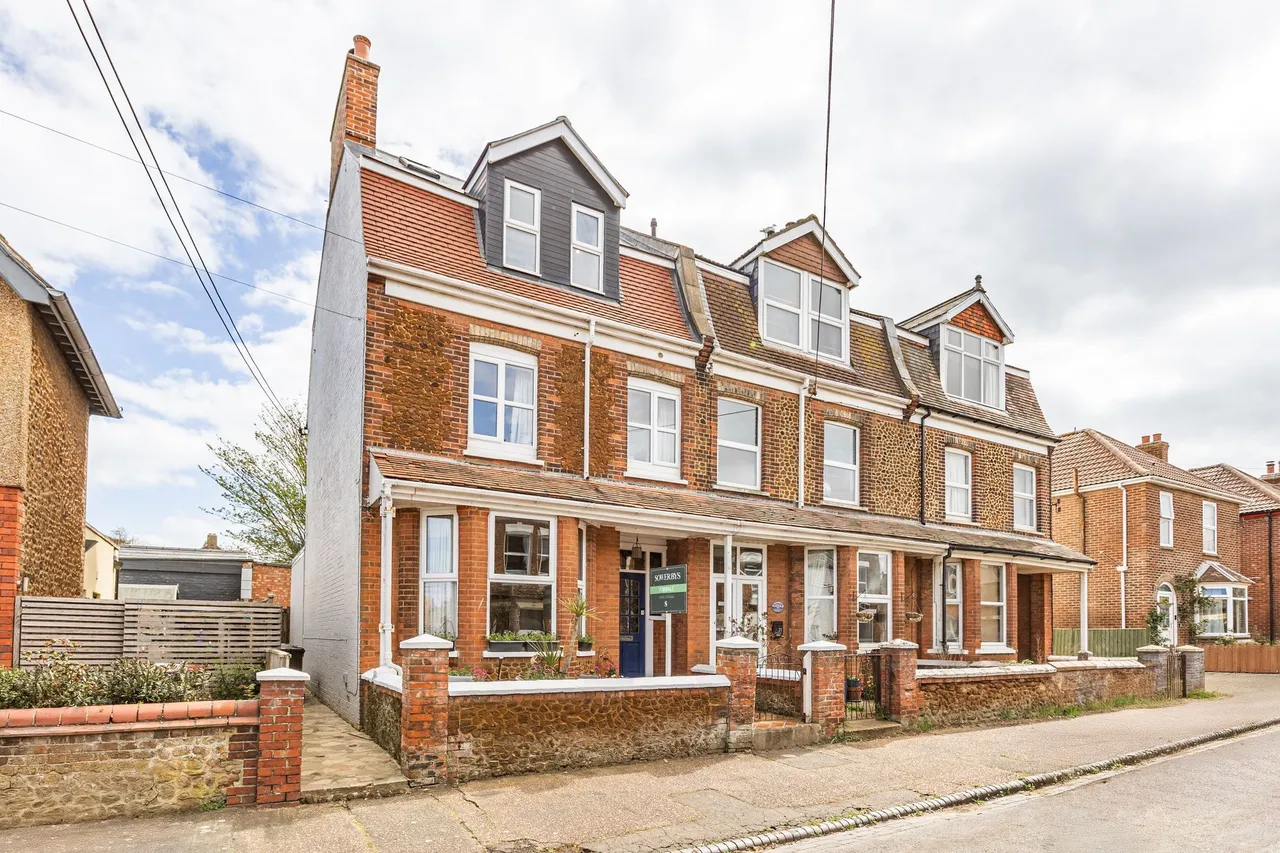 4 bed property for sale, Victorian End-of-Terrace Property in