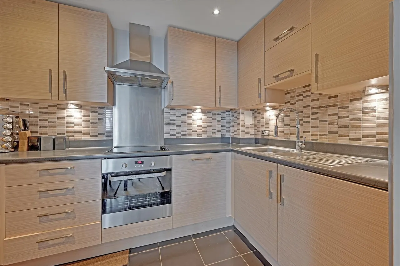 Needleman Close, London, photo 6
