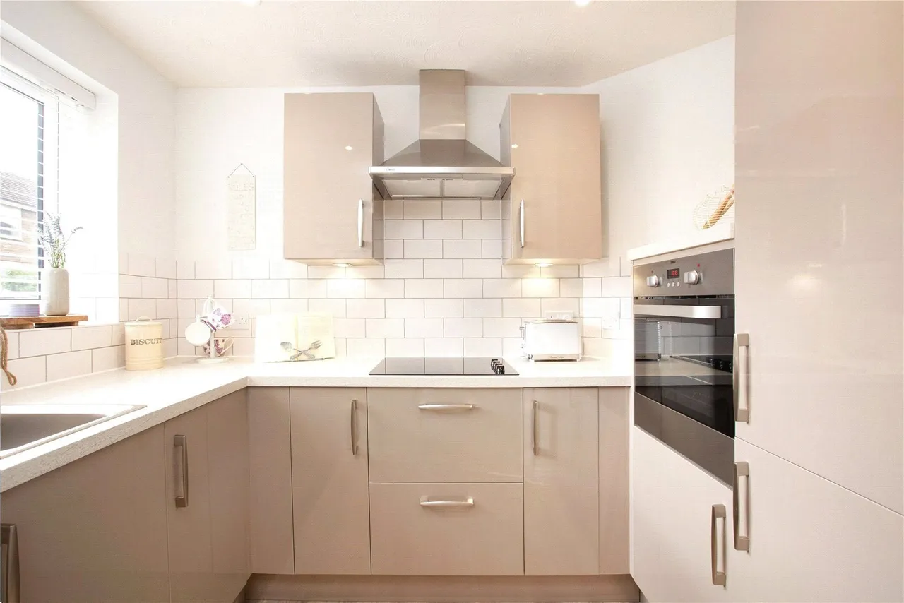 Dovehouse Lodge, Wratten Road, Hitchin, SG5, photo 5
