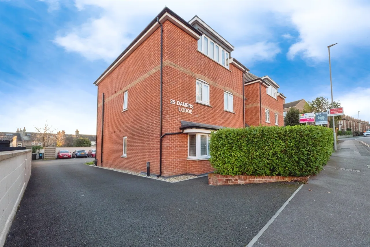 2 bed flat for sale — Damers Road, Dorchester
