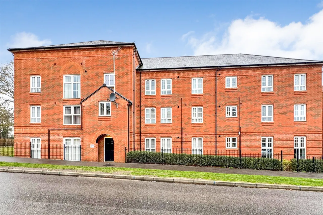 2 bed flat for sale — Montgomery Avenue, Wellesley, Aldershot, Hampshire, GU11 4DH