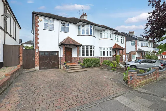 4 bed house for sale — Worcester Crescent, Woodford Green, IG8