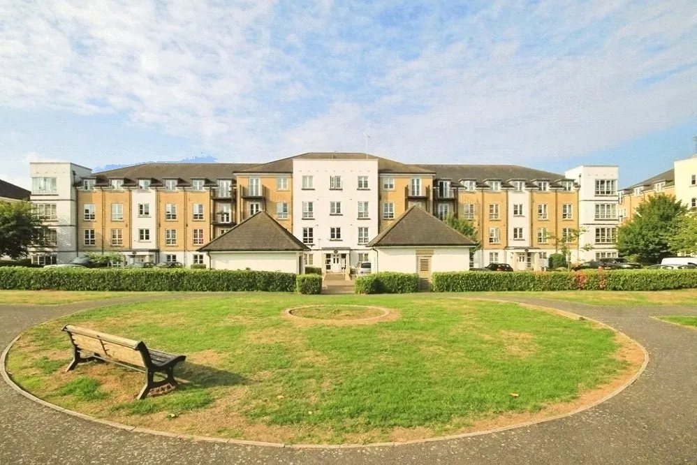 2 bed flat to rent, Tudor Way, Knaphill, GU21