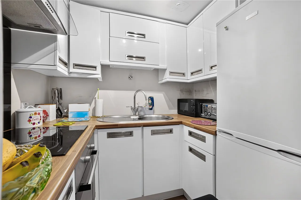 Highclere Court, Knaphill, GU21, photo 5