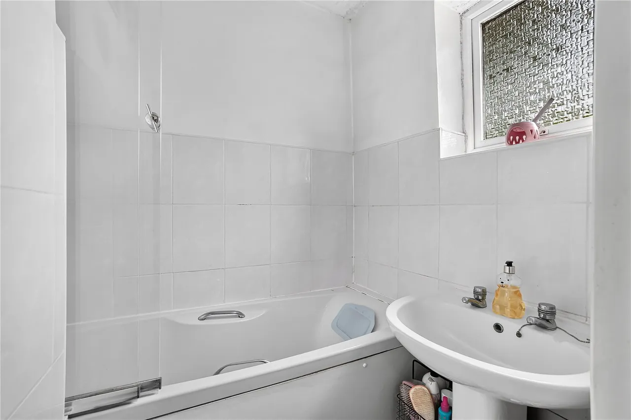 Highclere Court, Knaphill, GU21, photo 7