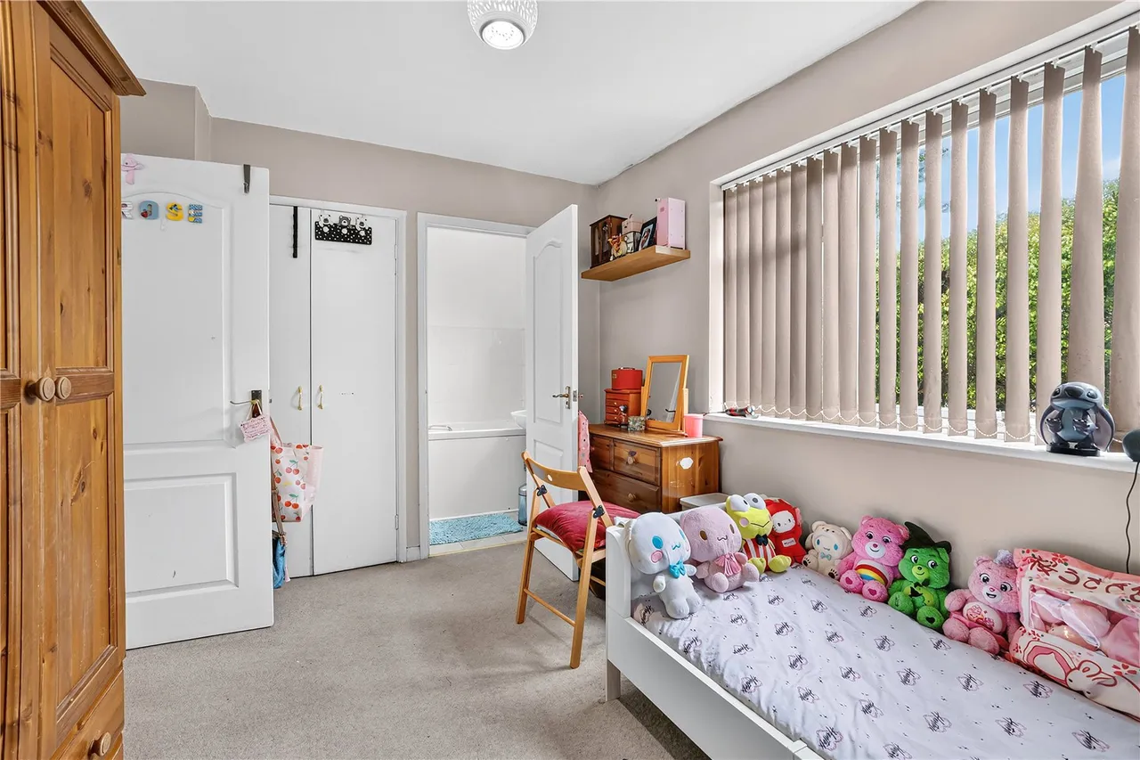 Highclere Court, Knaphill, GU21, photo 6