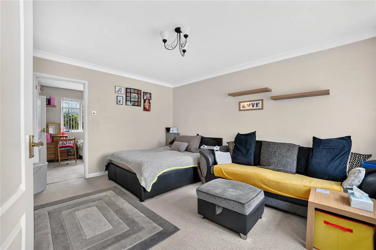 Highclere Court, Knaphill, GU21, photo 2