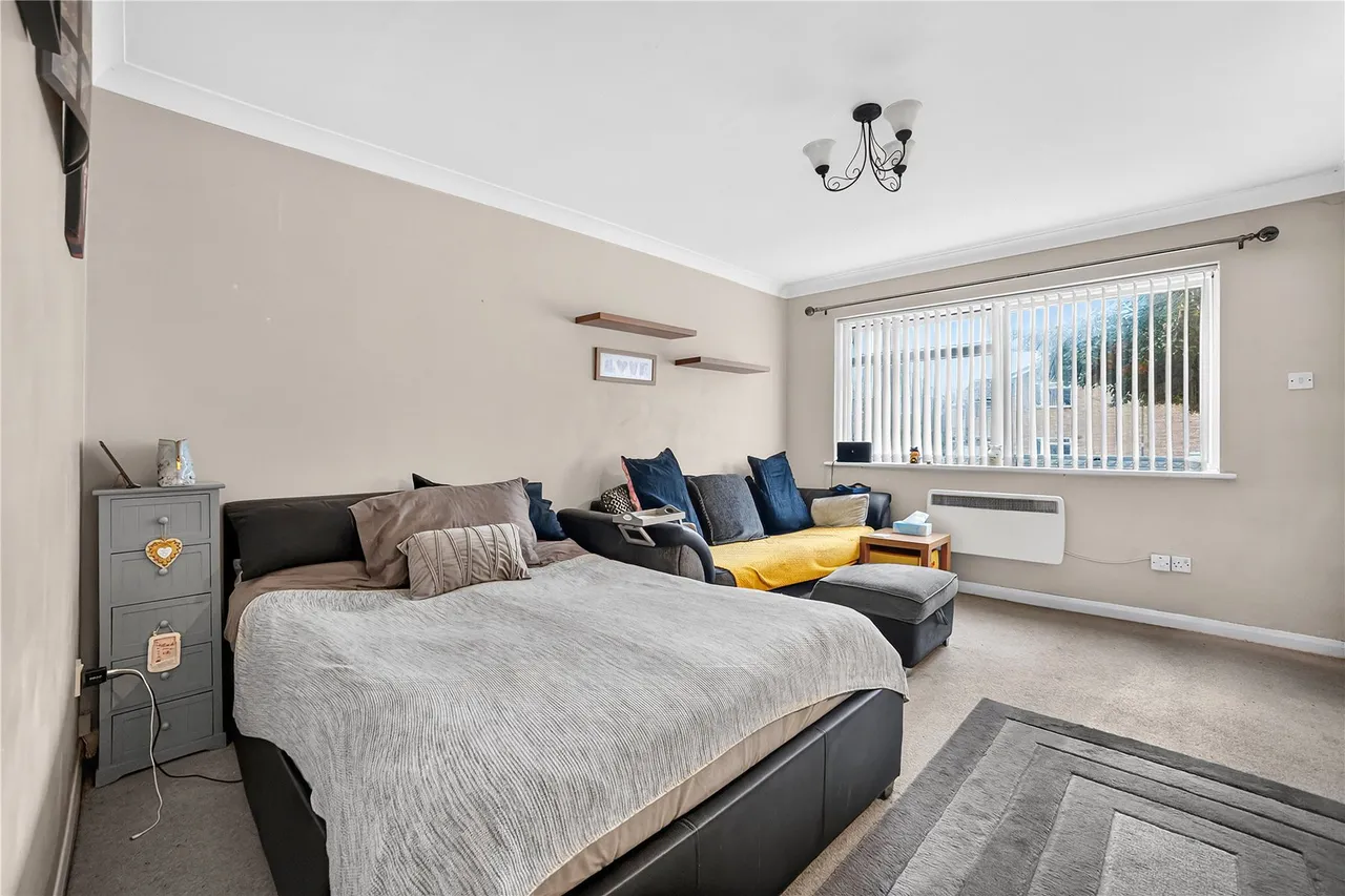 Highclere Court, Knaphill, GU21, photo 4