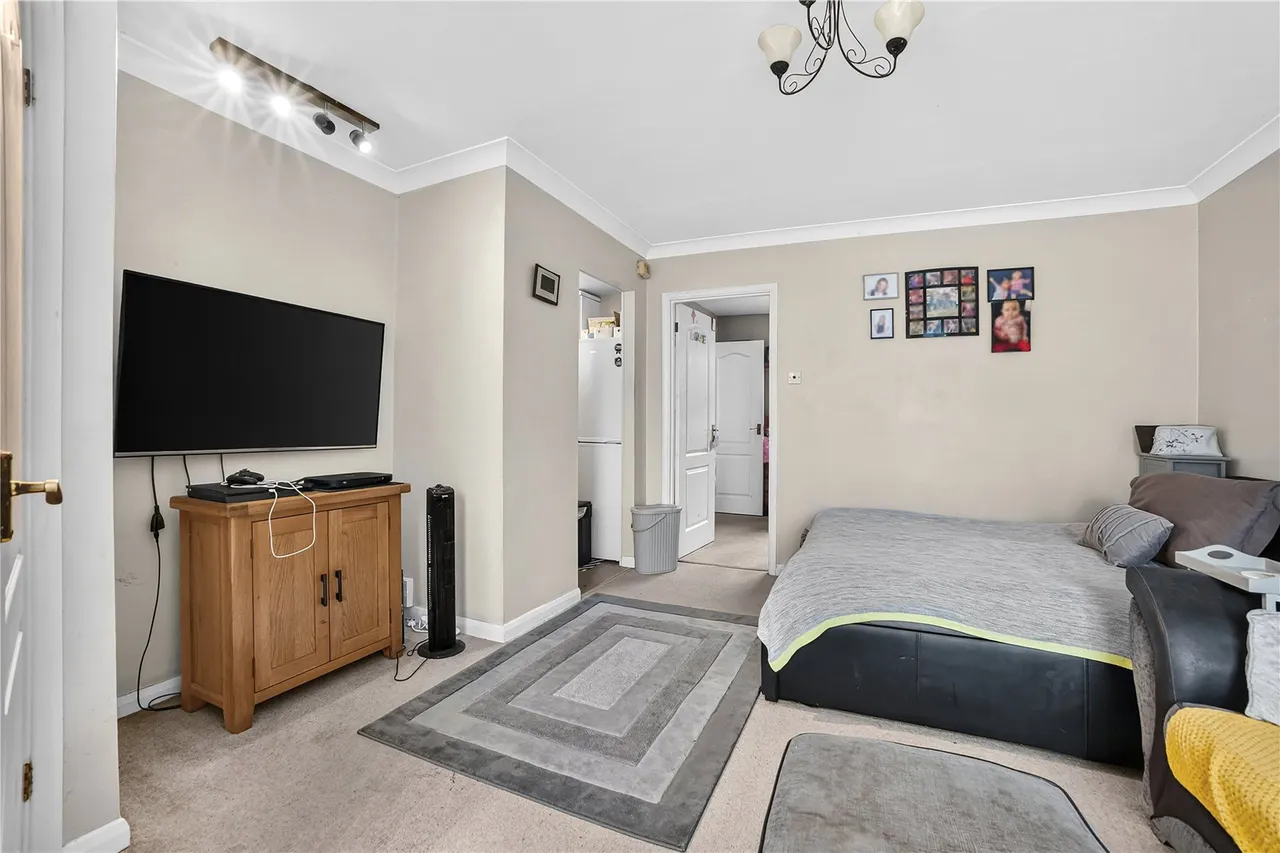 Highclere Court, Knaphill, GU21, photo 3