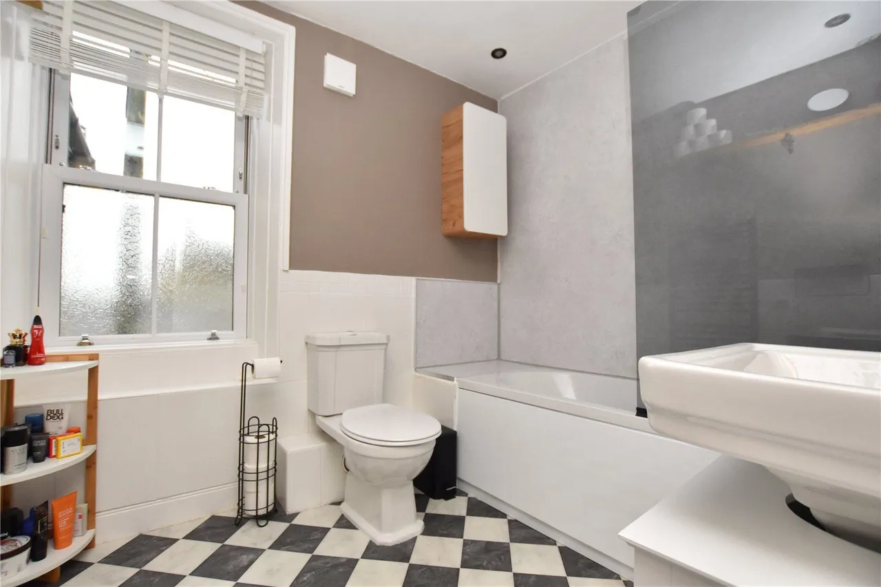 Bradford Road, Drighlington, BD11, photo 8