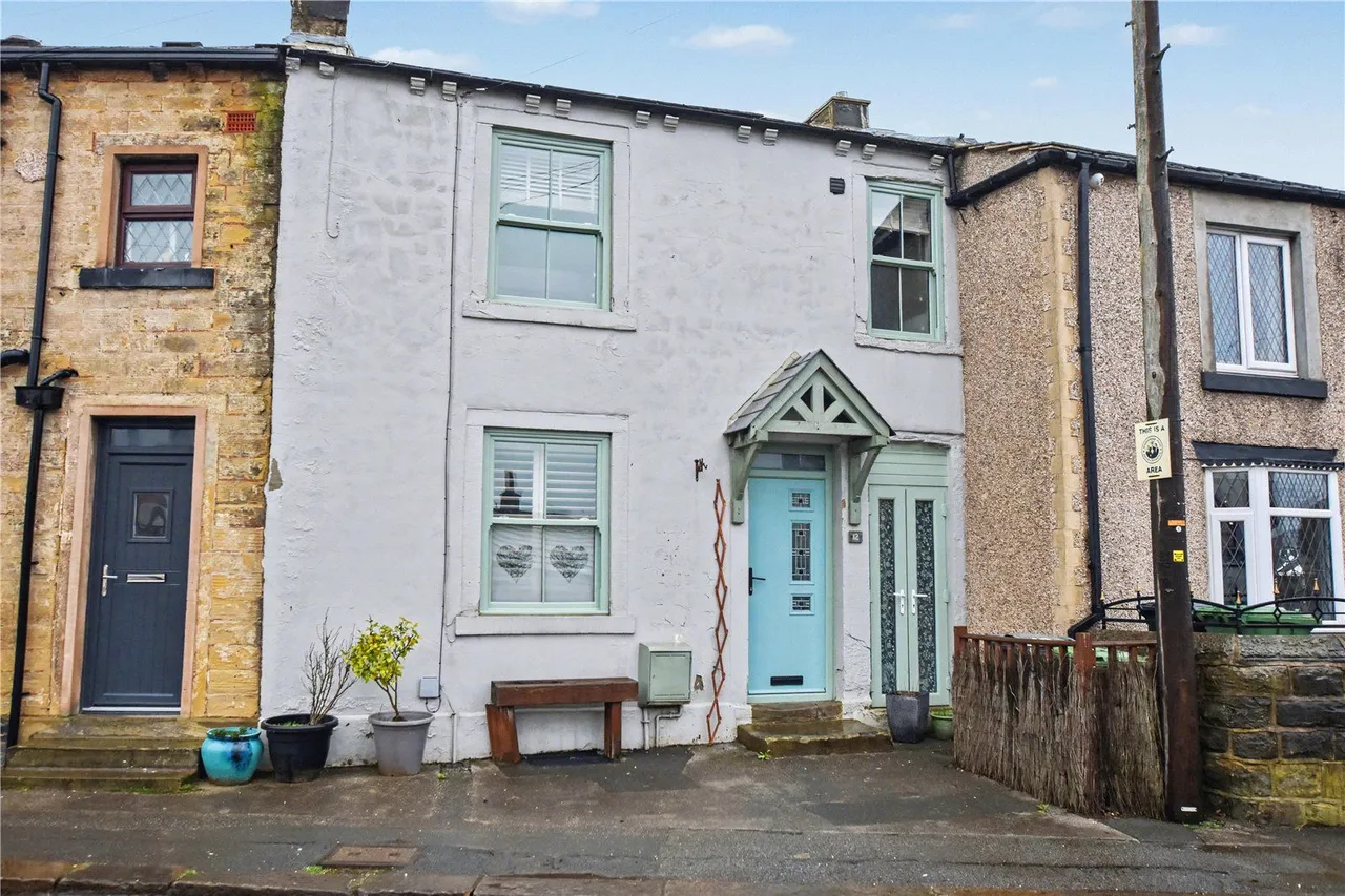 2 bed house for sale, Bradford Road, Drighlington, BD11