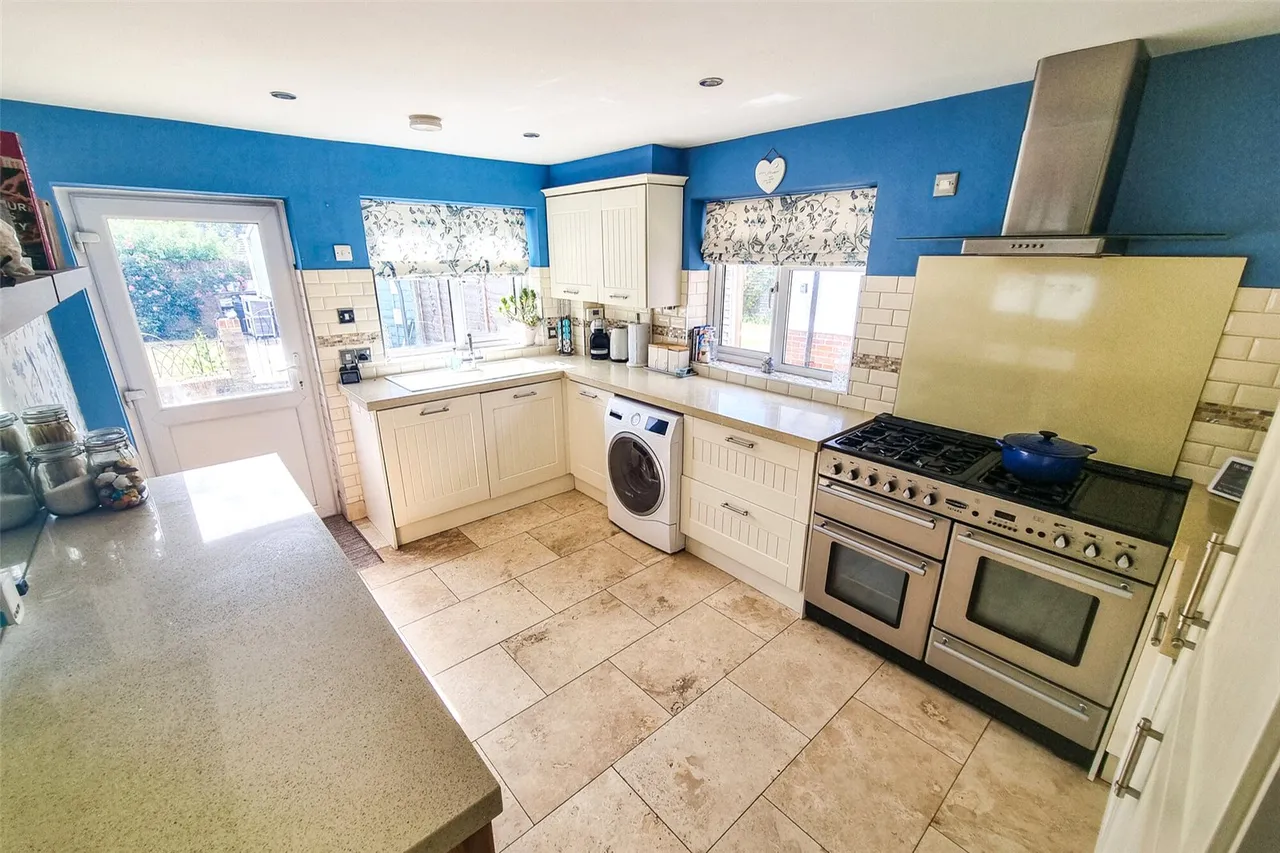 White Lane, Ash Green, Guildford, Surrey, GU12 6HN, photo 2