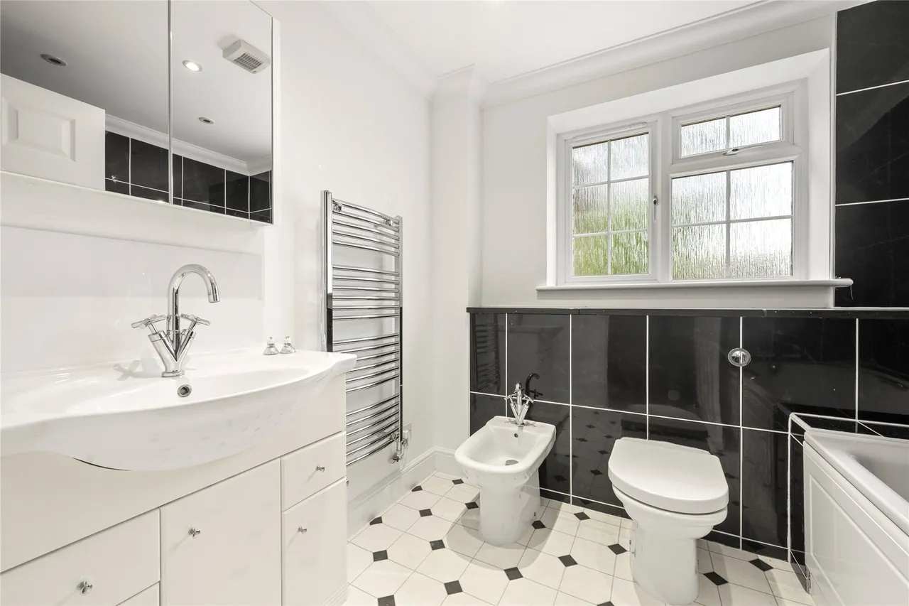 Midway, Walton-on-Thames, Surrey, KT12, photo 13