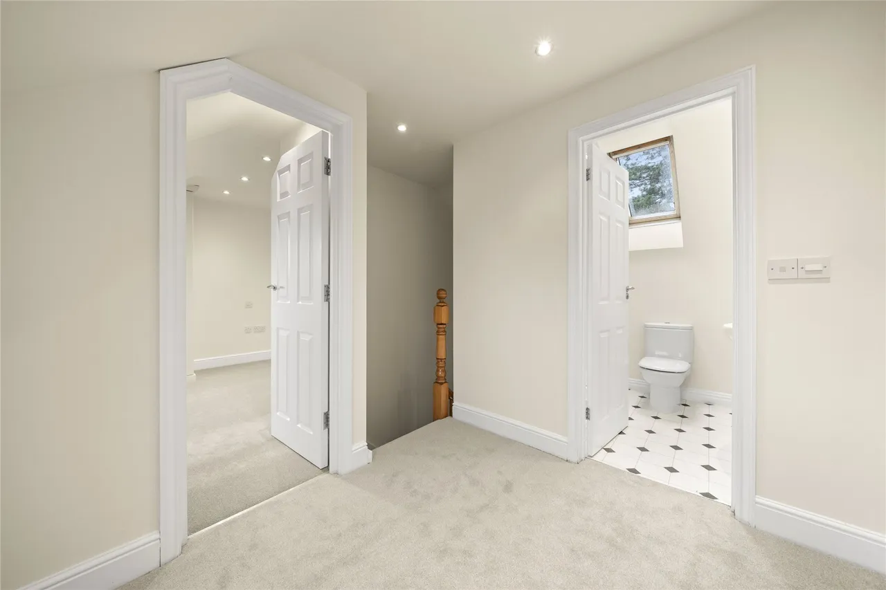 Midway, Walton-on-Thames, Surrey, KT12, photo 5