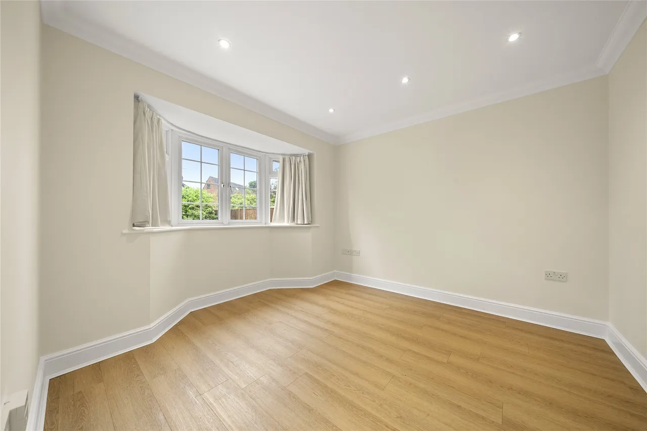 Midway, Walton-on-Thames, Surrey, KT12, photo 23