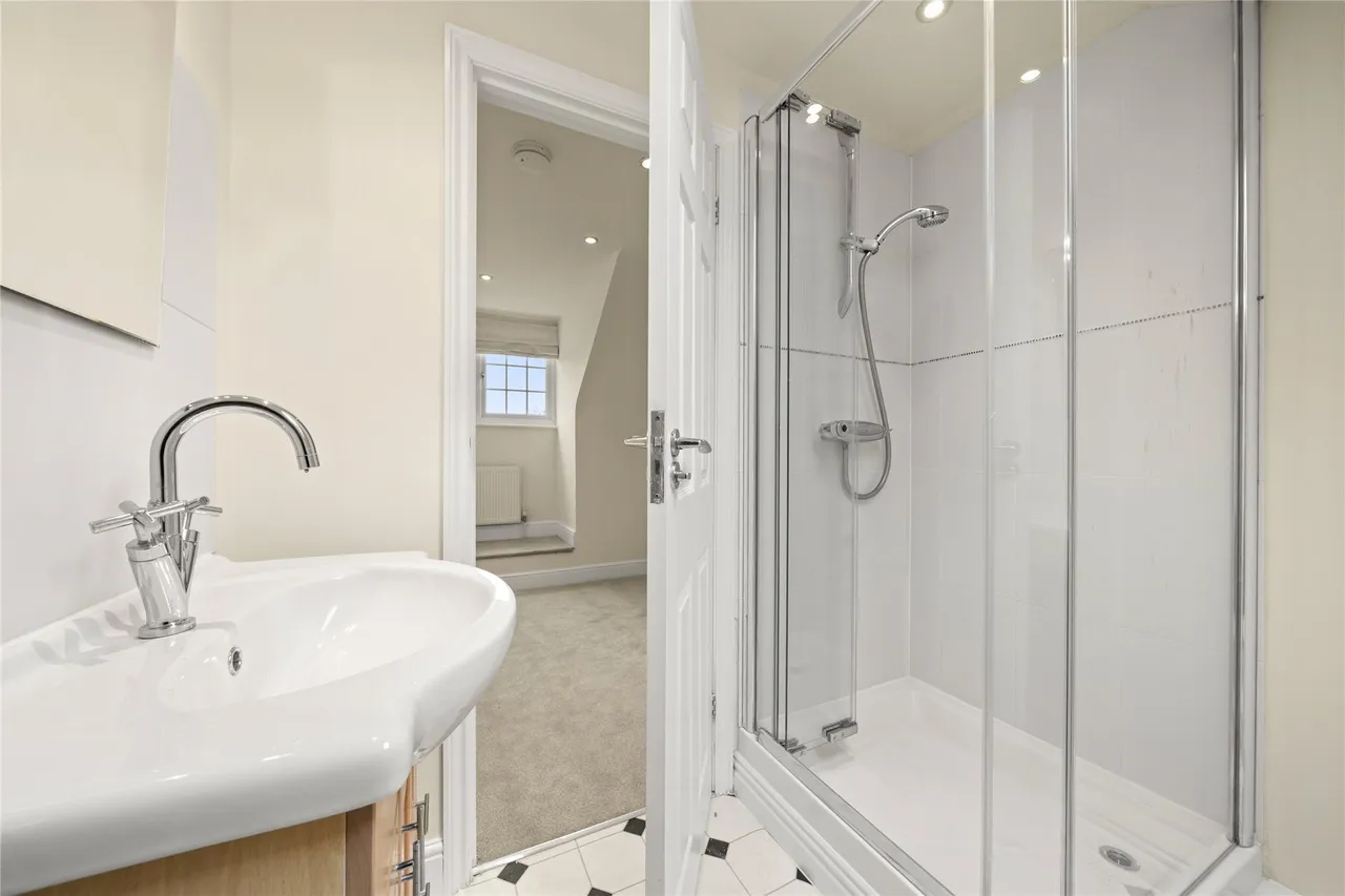 Midway, Walton-on-Thames, Surrey, KT12, photo 9