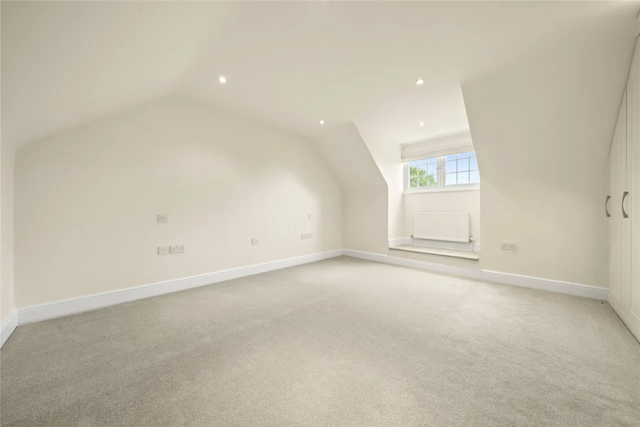 Midway, Walton-on-Thames, Surrey, KT12, photo 4
