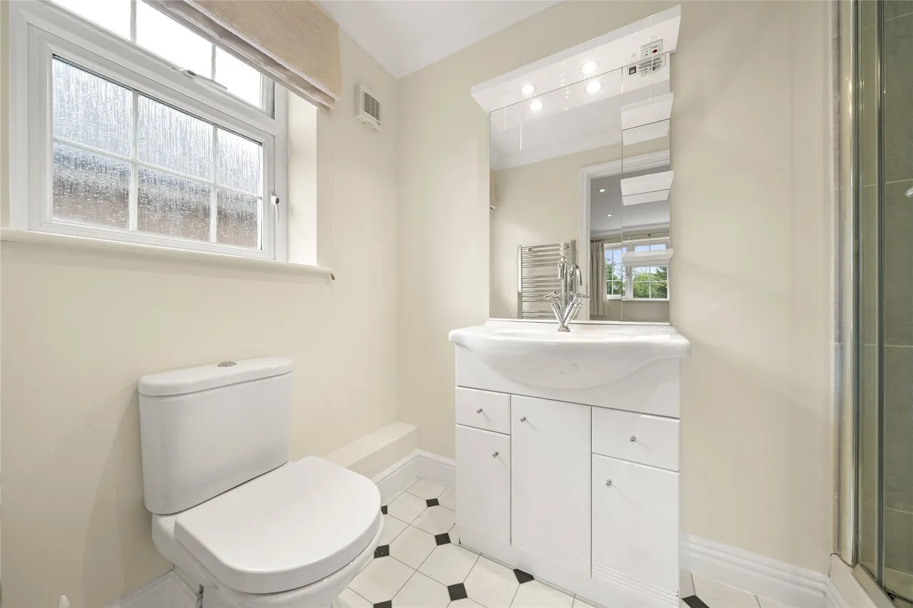 Midway, Walton-on-Thames, Surrey, KT12, photo 17