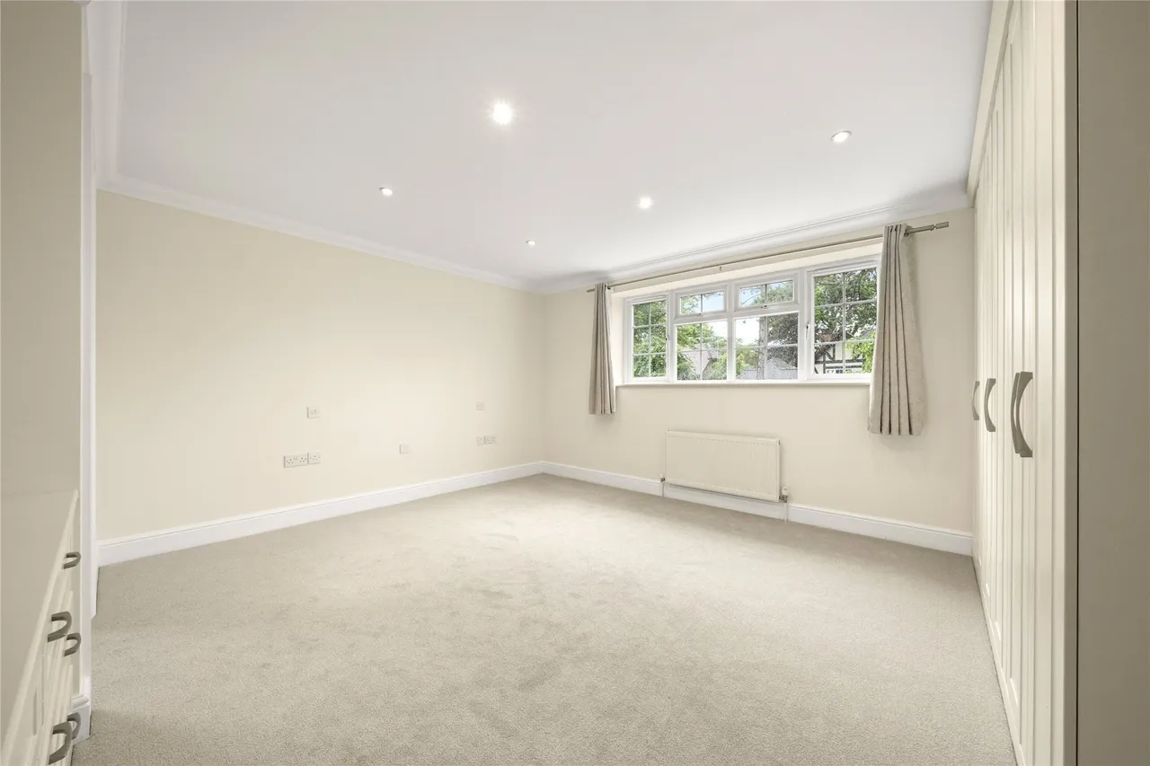 Midway, Walton-on-Thames, Surrey, KT12, photo 10